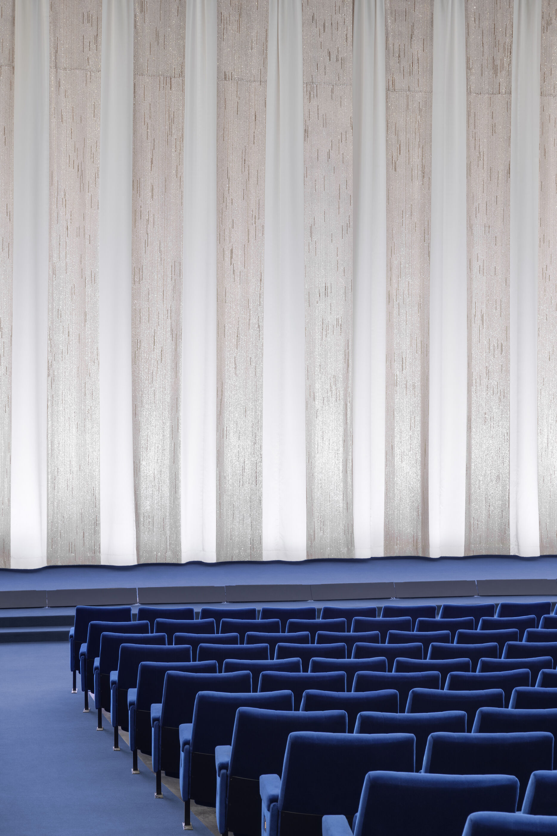 The silver sequinned premiere curtain of Kino International